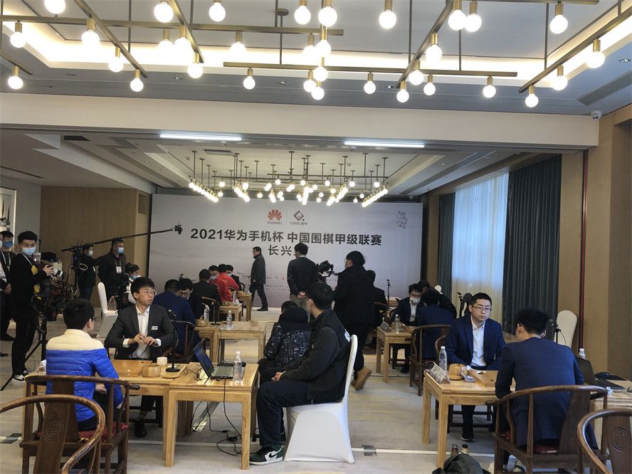 第23分钟，拜仁前场任意球机会，萨内主罚选择直接攻门，这球被卡斯特尔斯没收。